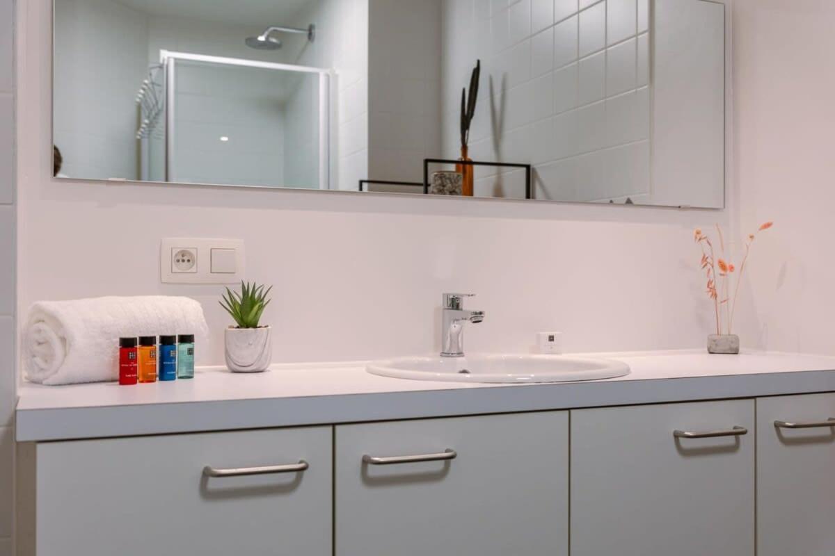 Huswell - Centrally Located Apartment With Sunny Terrace Остенде Екстер'єр фото